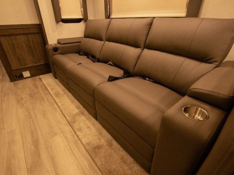 2024 Jayco Seneca Prestige 37K, $ 244,990