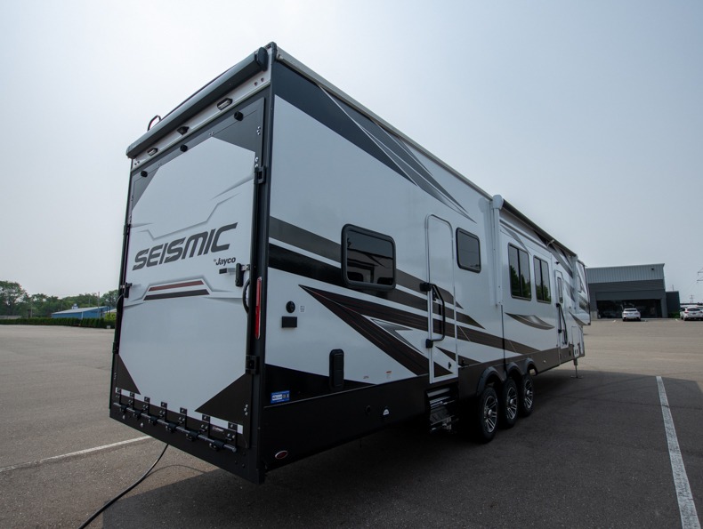 2024 Jayco Seismic 395, $ 79,990
