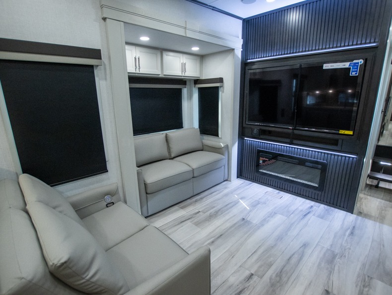 2026 Keystone Alpine Avalanche Edition 379MB, $ 114,670