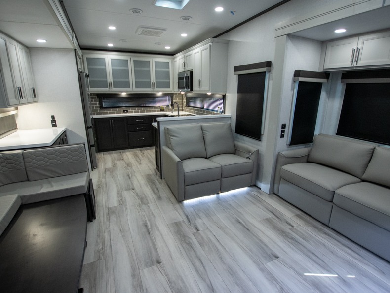 2026 Keystone Alpine Avalanche Edition 379MB, $ 114,670