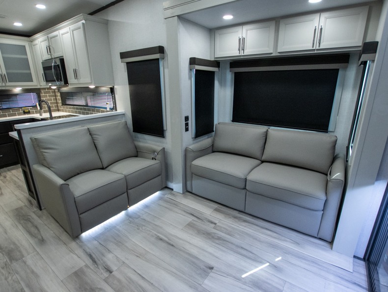 2026 Keystone Alpine Avalanche Edition 379MB, $ 114,670