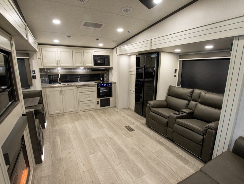 2025 Keystone Cougar Half-Ton (Fifth Wheel) 26RKE, $ 65,236