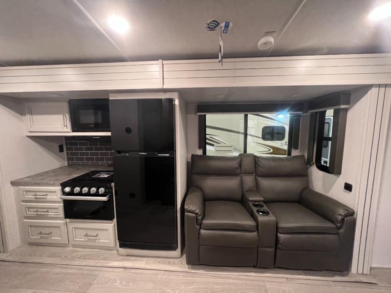 2025 Keystone Cougar Half-Ton (Travel Trailer) 22M, $ 45,990