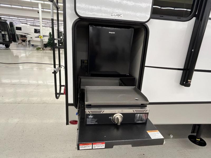 2025 Keystone Cougar Half-Ton (Fifth Wheel) 23MLE, $ 57,990