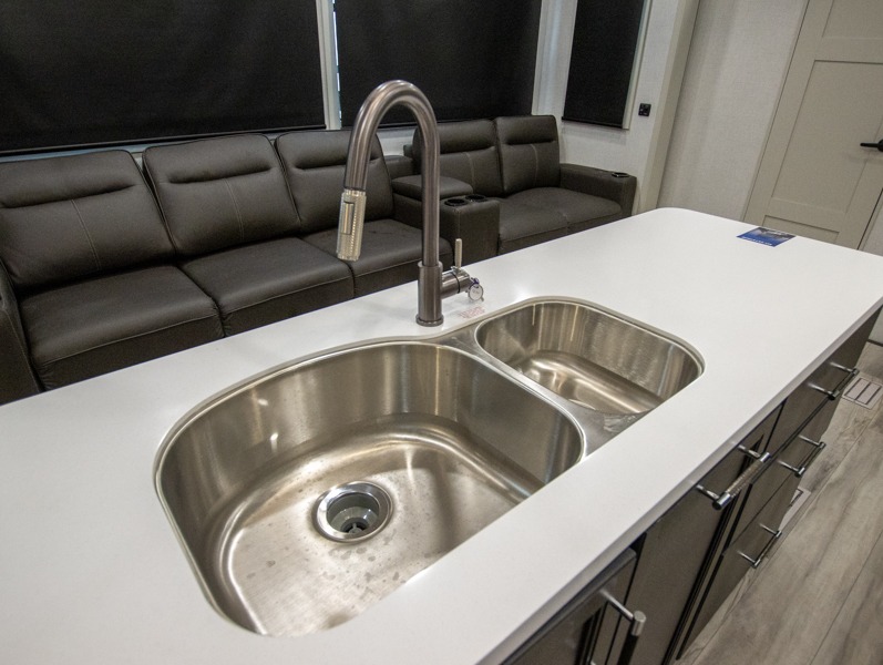 2025 Keystone Alpine Avalanche Edition 390DS, $ 106,270