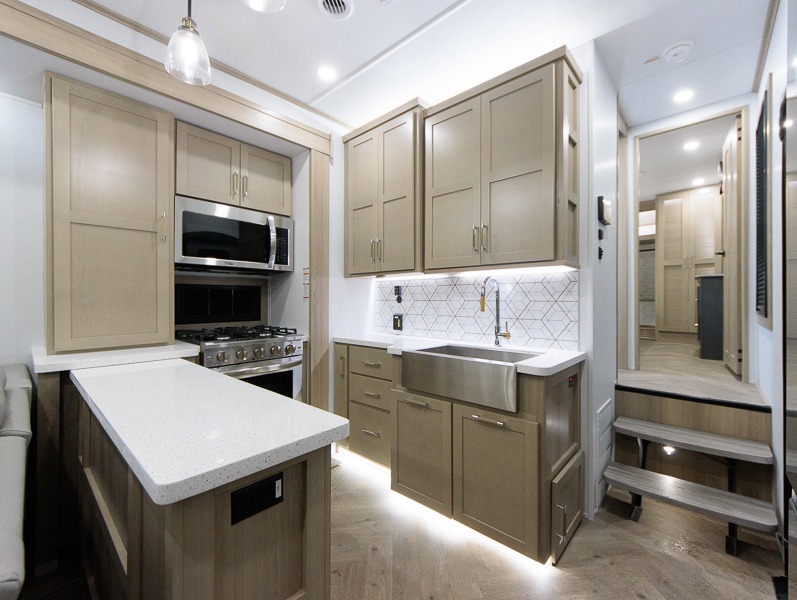 2025 Keystone Raptor 441, $ 177,984