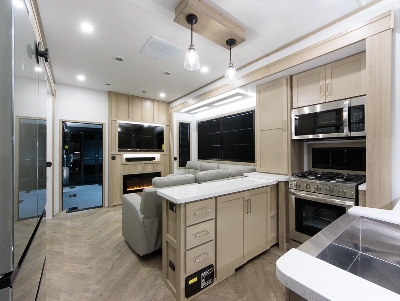 2025 Keystone Raptor 441, $ 177,984