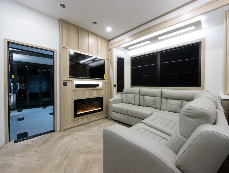 2025 Keystone Raptor 441, $ 177,984