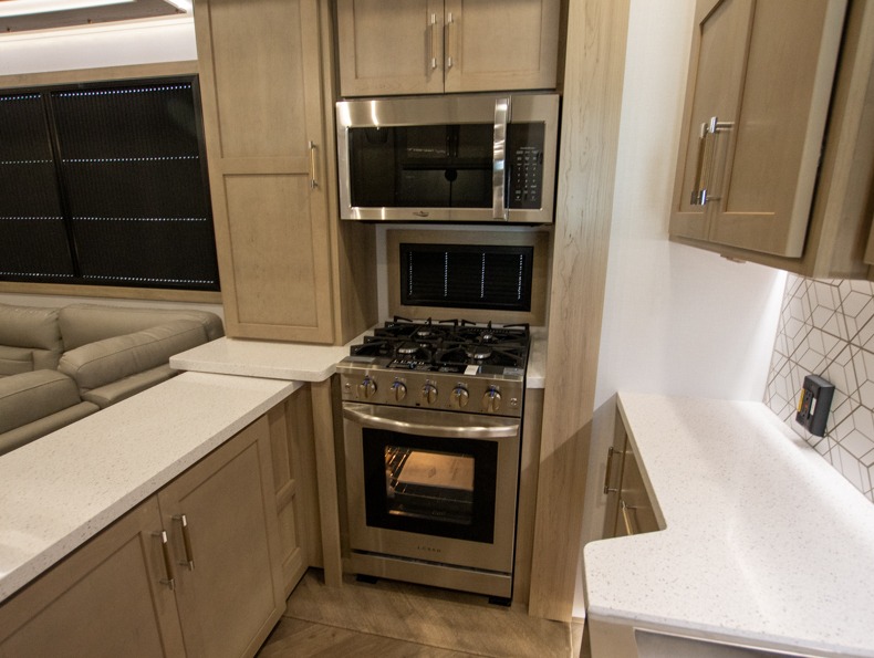 2025 Keystone Raptor 441, $ 180,235