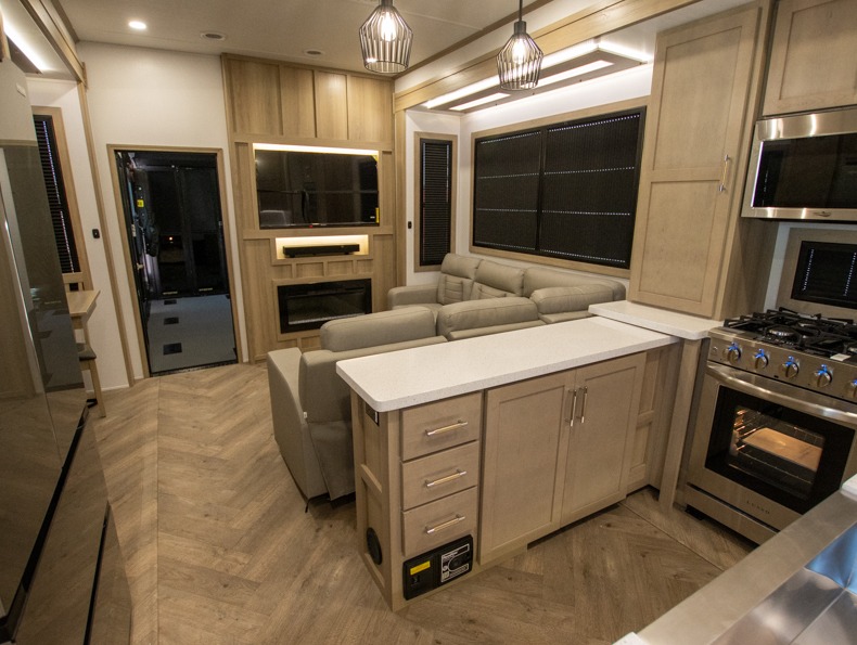 2025 Keystone Raptor 441, $ 180,235