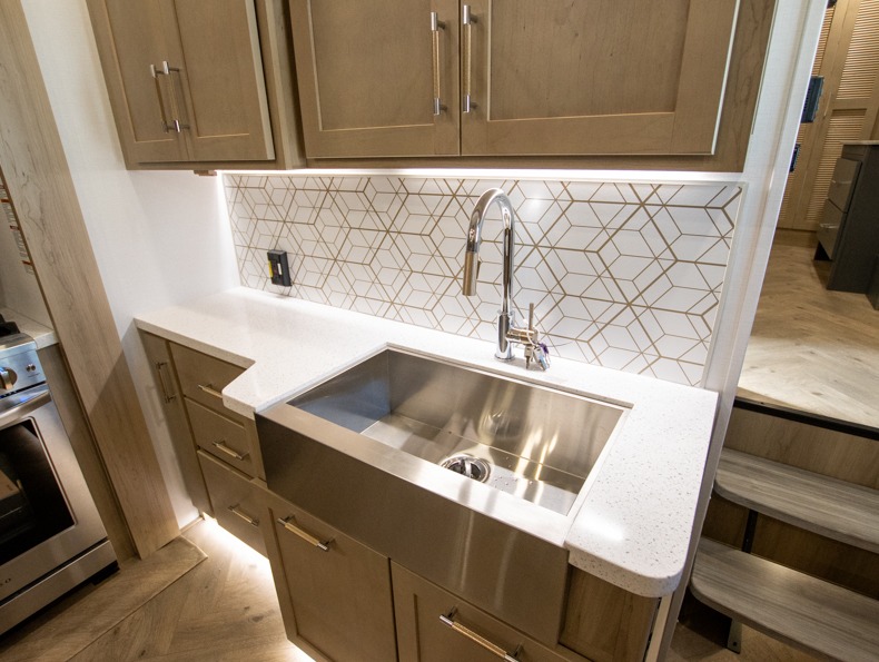 2025 Keystone Raptor 441, $ 180,235