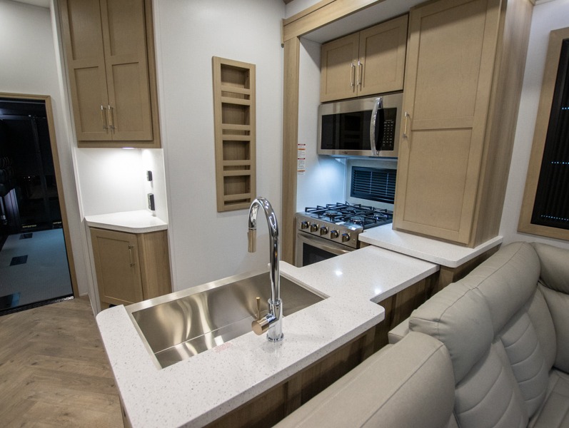 2025 Keystone Raptor 433, $ 183,865