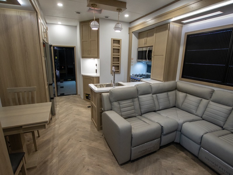 2025 Keystone Raptor 433, $ 183,865