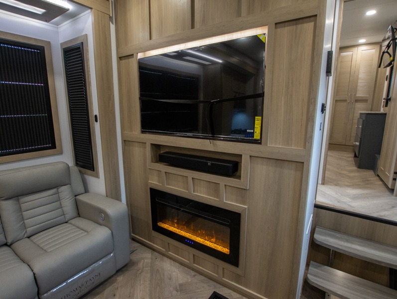 2025 Keystone Raptor 433, $ 183,865