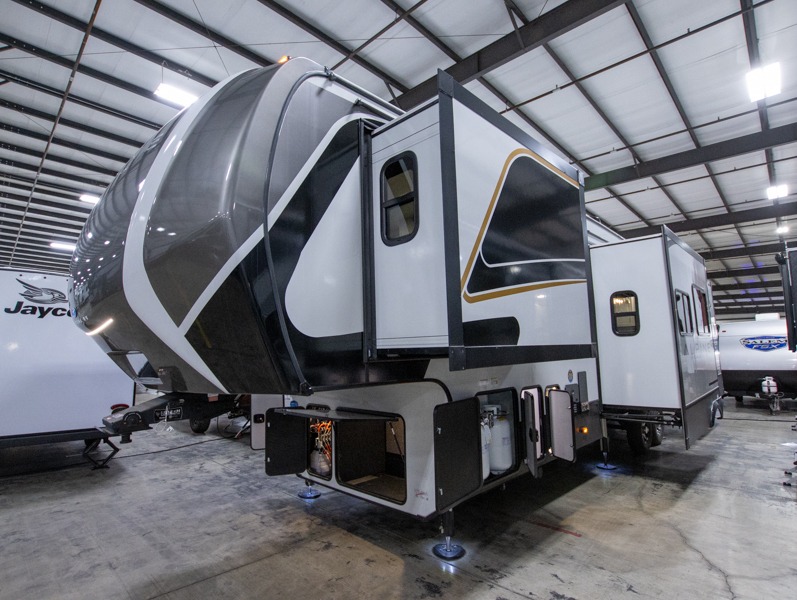 2025 Keystone Alpine Avalanche Edition 366LS, $ 104,110