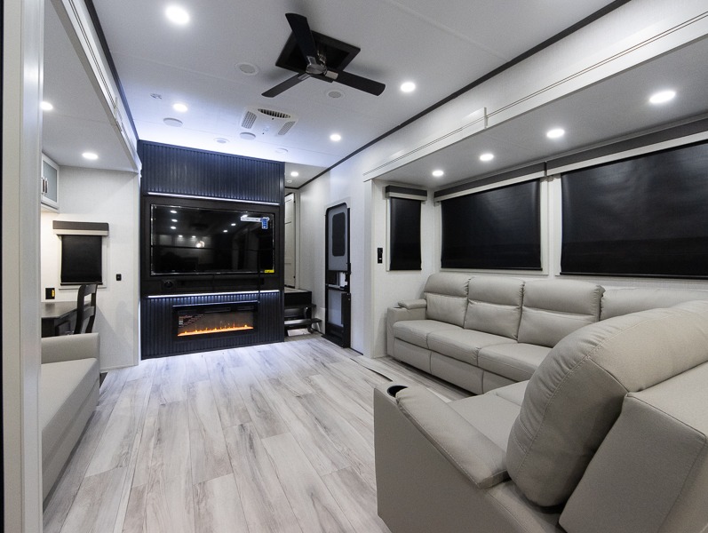 2025 Keystone Alpine Avalanche Edition 366LS, $ 104,110