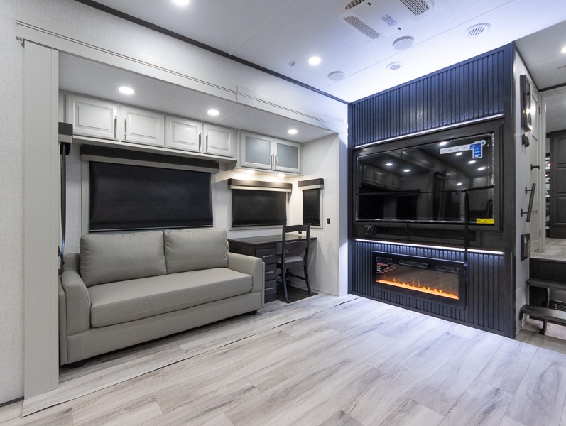 2025 Keystone Alpine Avalanche Edition 366LS, $ 104,110