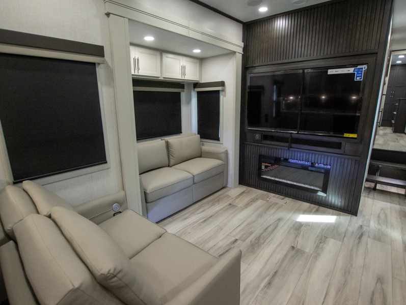 2025 Keystone Alpine Avalanche Edition 379MB, $ 112,135