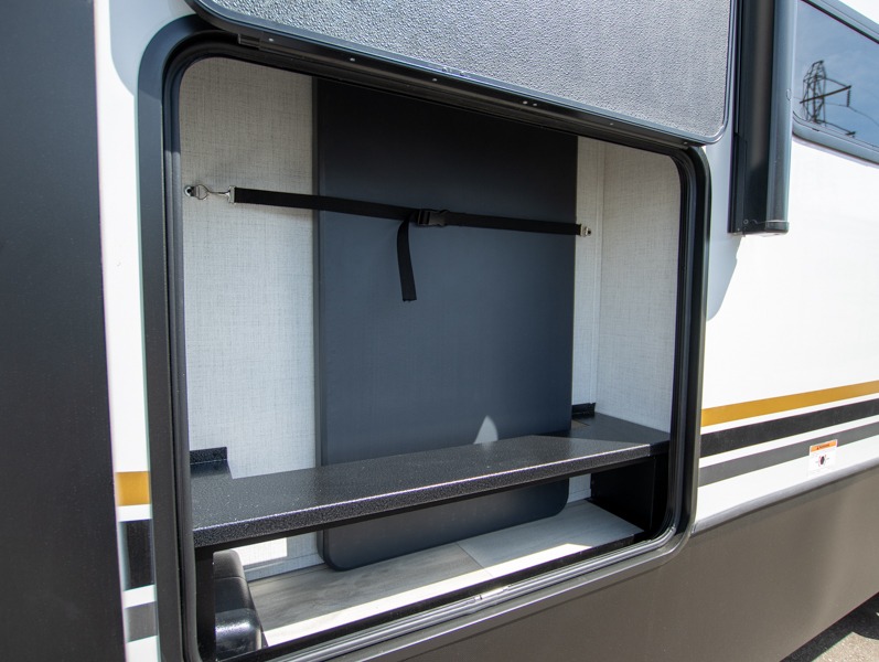 2025 Keystone Alpine Avalanche Edition 379MB, $ 112,135