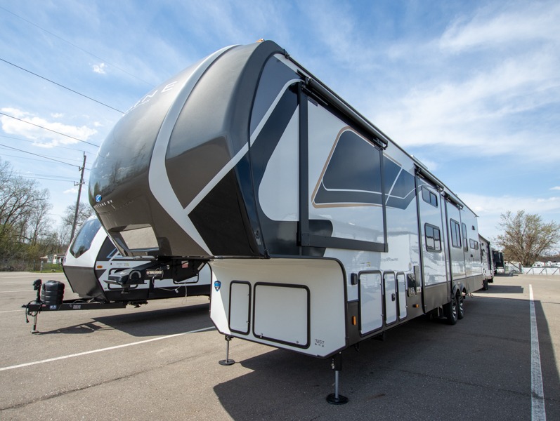 2025 Keystone Alpine Avalanche Edition 379MB, $ 112,135