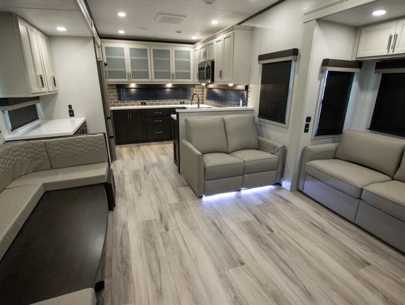 2025 Keystone Alpine Avalanche Edition 379MB, $ 112,135