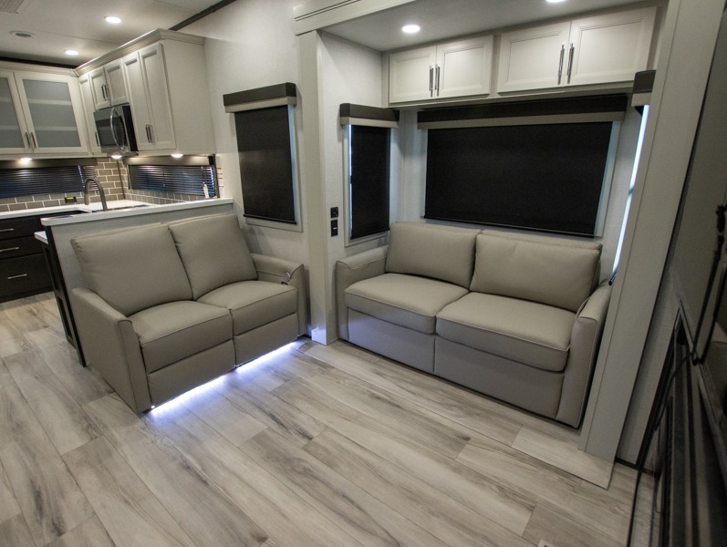 2025 Keystone Alpine Avalanche Edition 379MB, $ 112,135