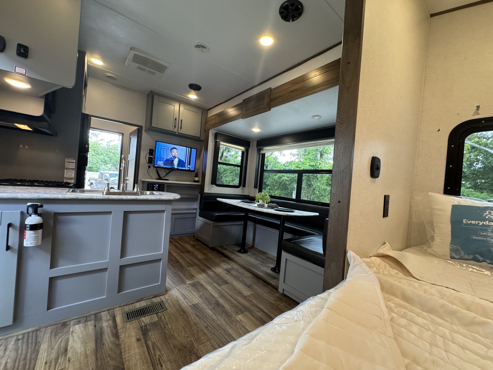 2019 Keystone Impact Vapor Lite 28V, $ 26,500