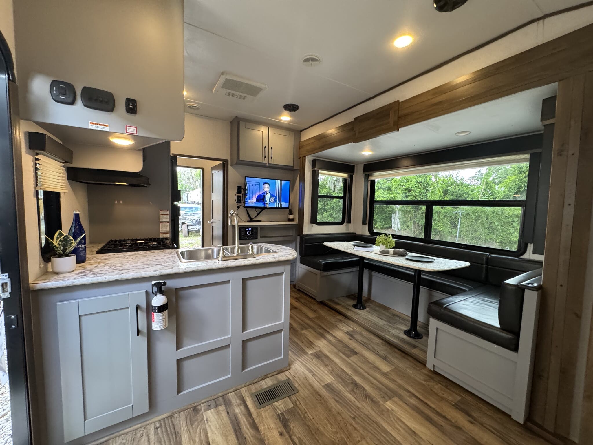 2019 Keystone Impact Vapor Lite 28V, $ 26,500