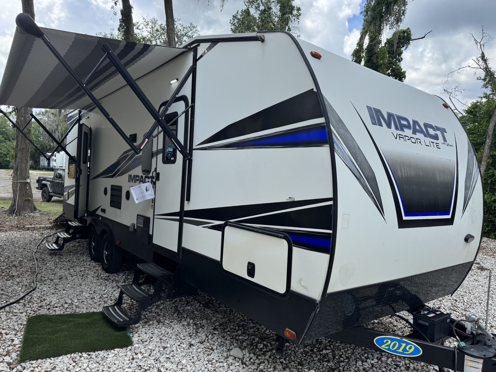 2019 Keystone Impact Vapor Lite 28V, $ 26,500