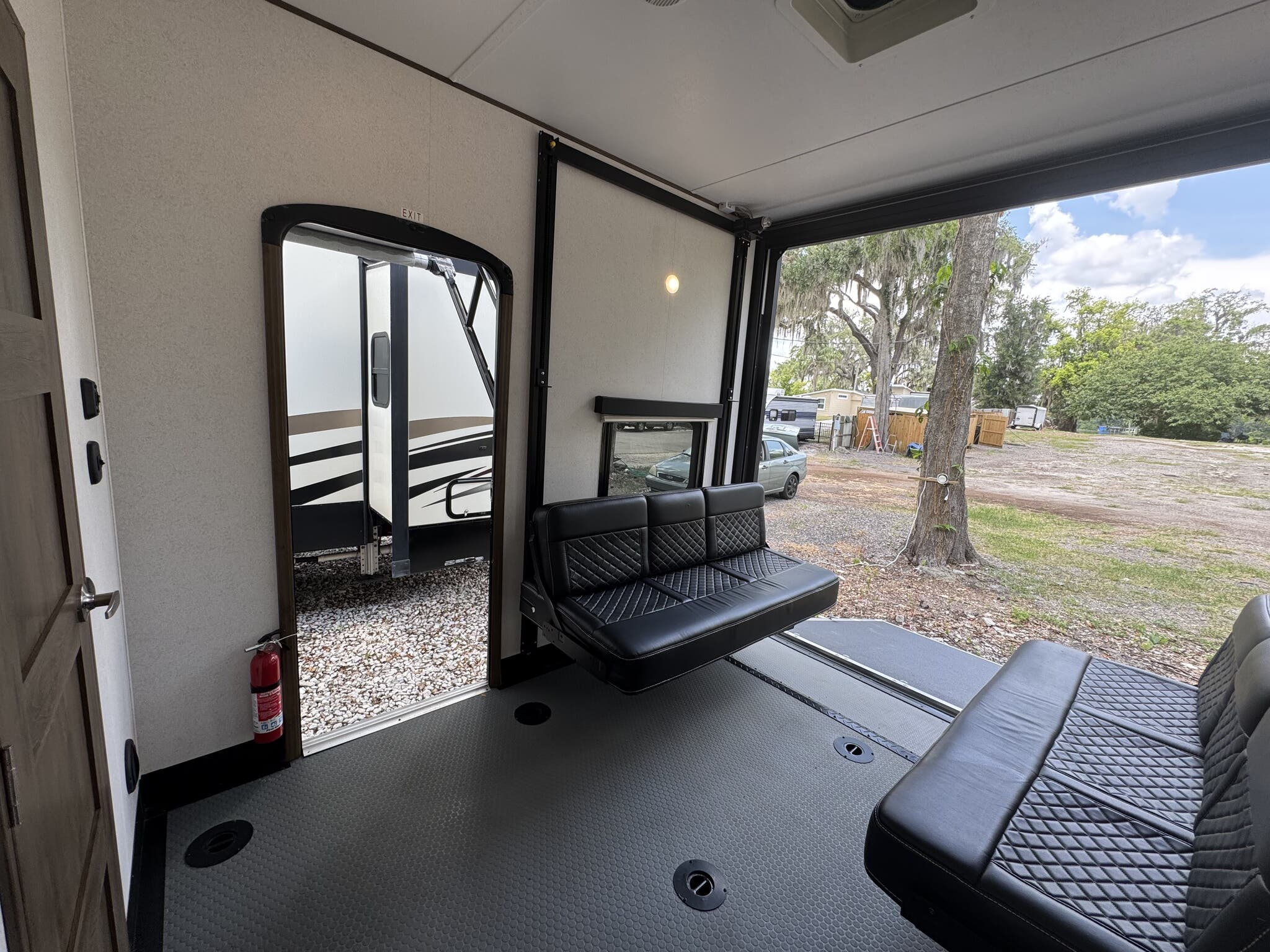 2019 Keystone Impact Vapor Lite 28V, $ 26,500