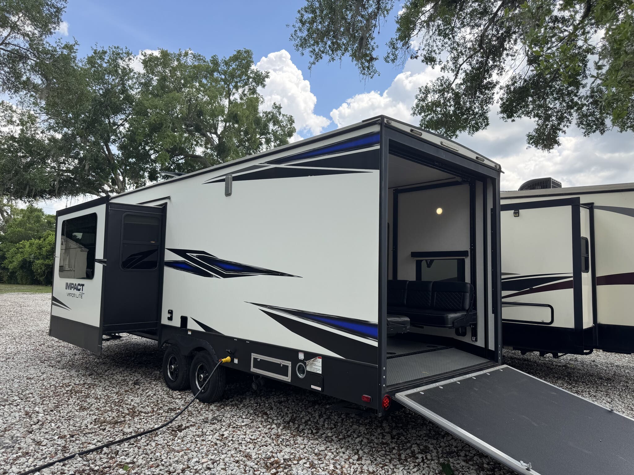 2019 Keystone Impact Vapor Lite 28V, $ 26,500