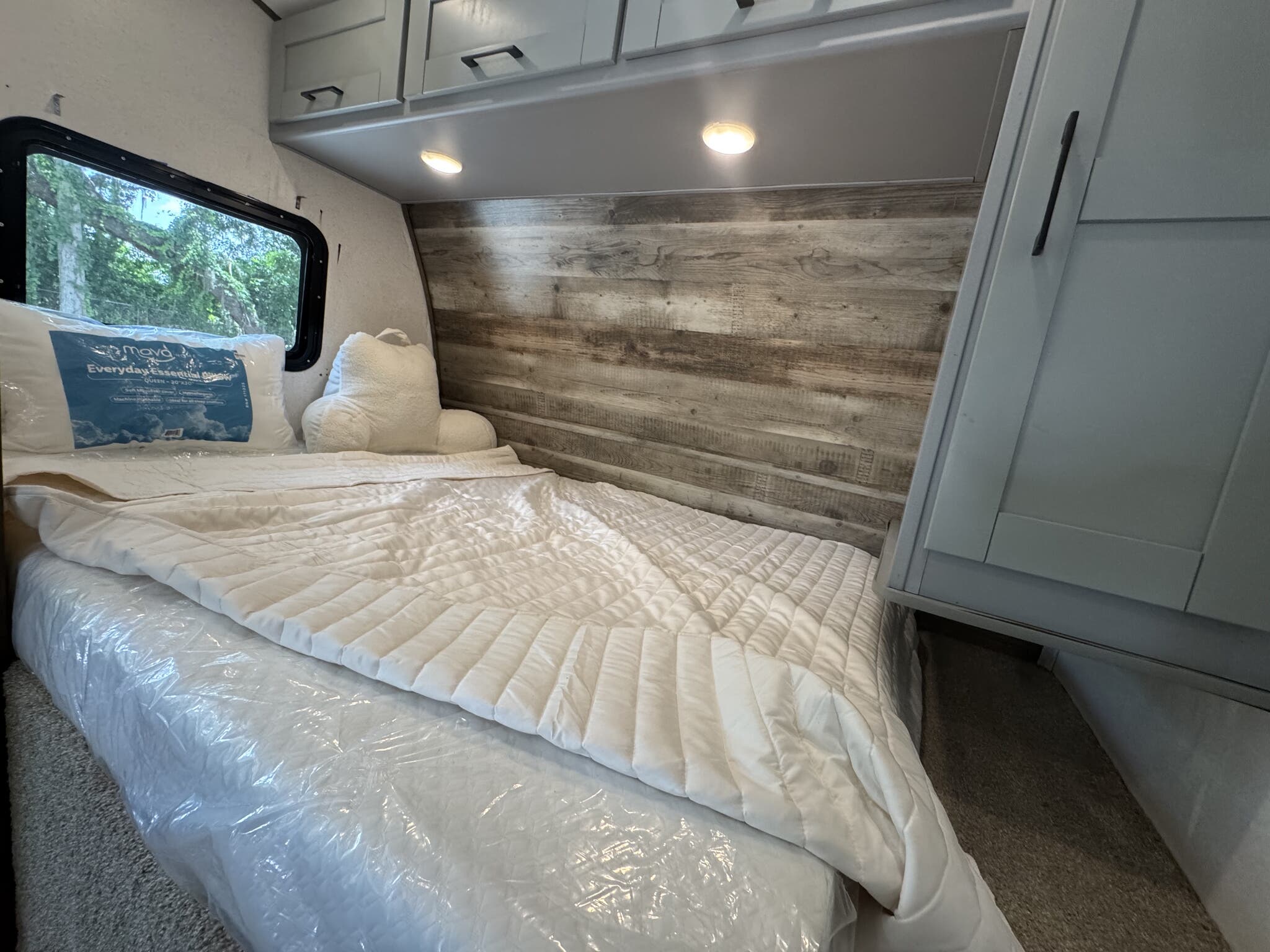 2019 Keystone Impact Vapor Lite 28V, $ 26,500