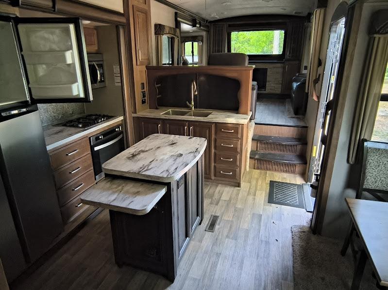 2017 Keystone Montana 3730FL, $ 38,999