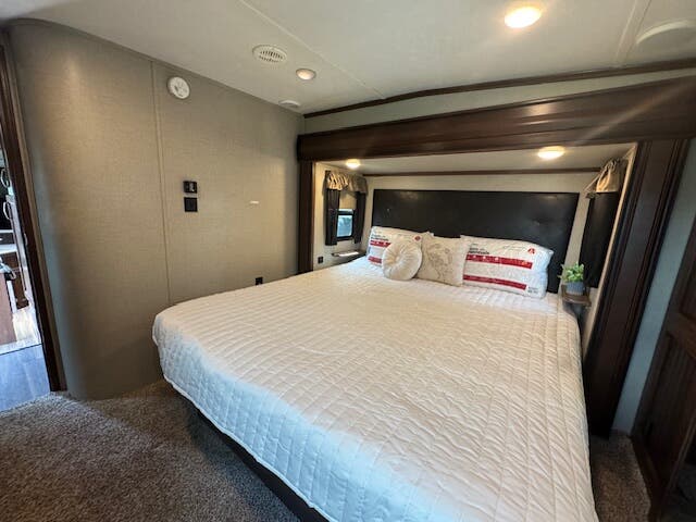 2017 Keystone Montana High Country 379RD, $ 36,000