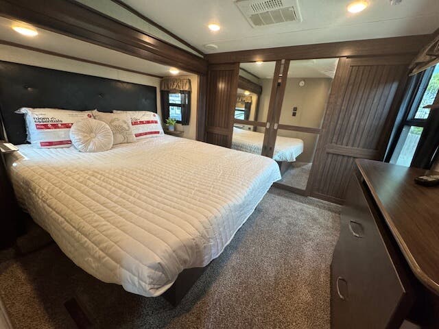 2017 Keystone Montana High Country 379RD, $ 36,000