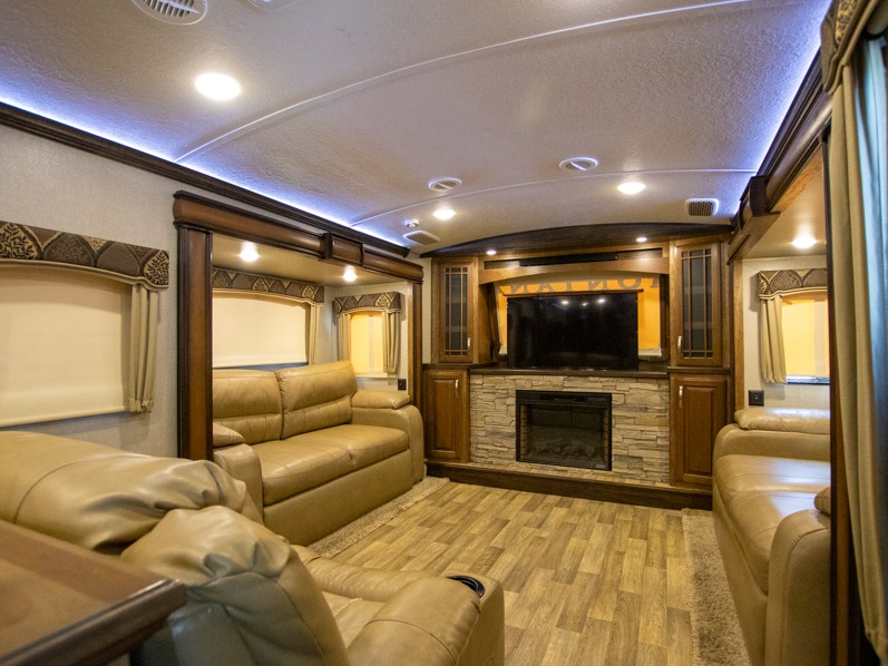 2017 Keystone Montana 3730FL, $ 0