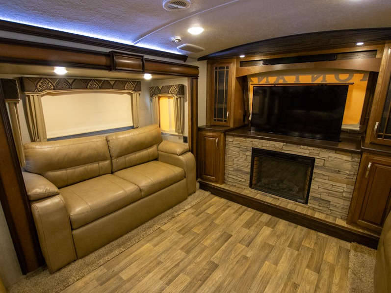 2017 Keystone Montana 3730FL, $ 0