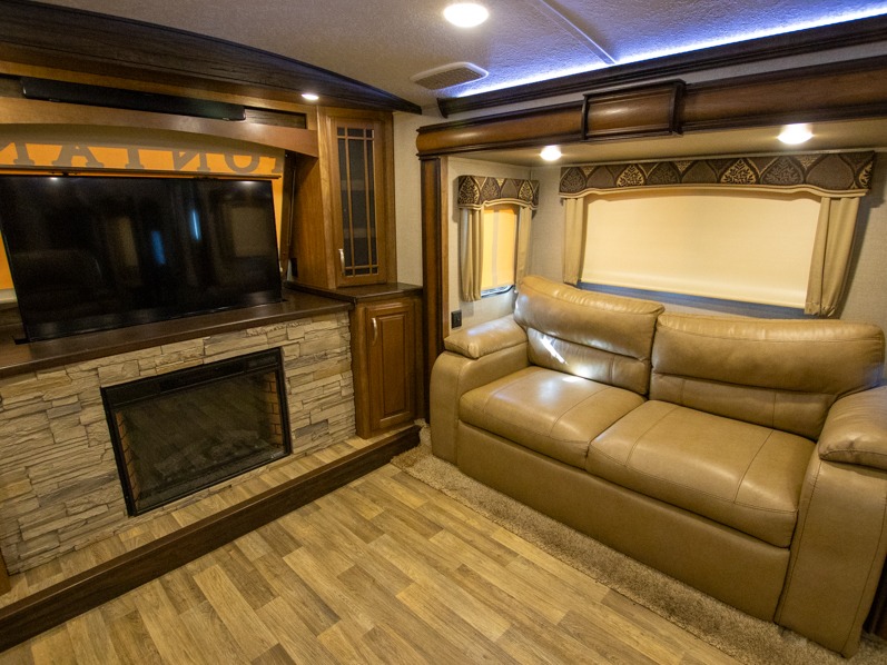 2017 Keystone Montana 3730FL, $ 0