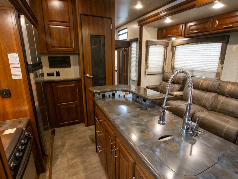 2015 Keystone Fuzion 390, $ 0