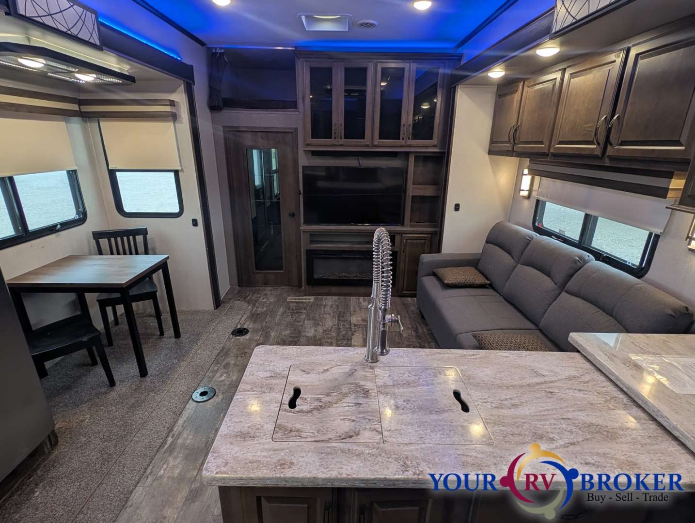 2018 KZ Venom 4111TK, $ 49,900