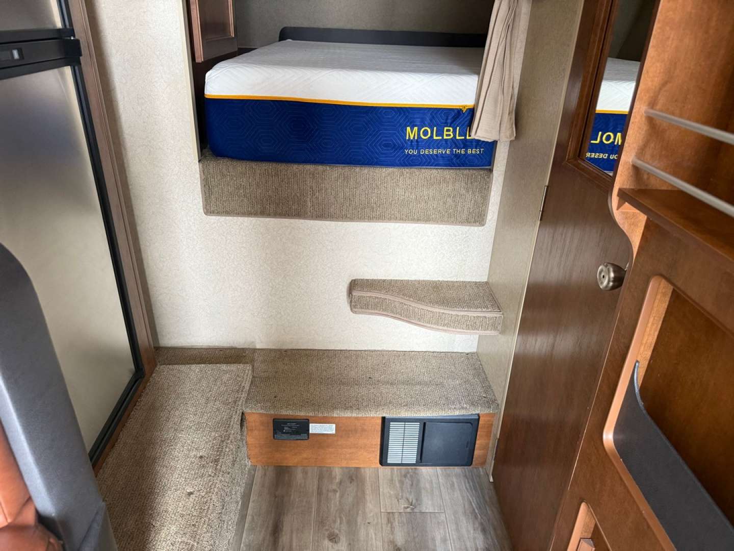 2019 Lance Truck Camper Long Bed 975, $ 39,900