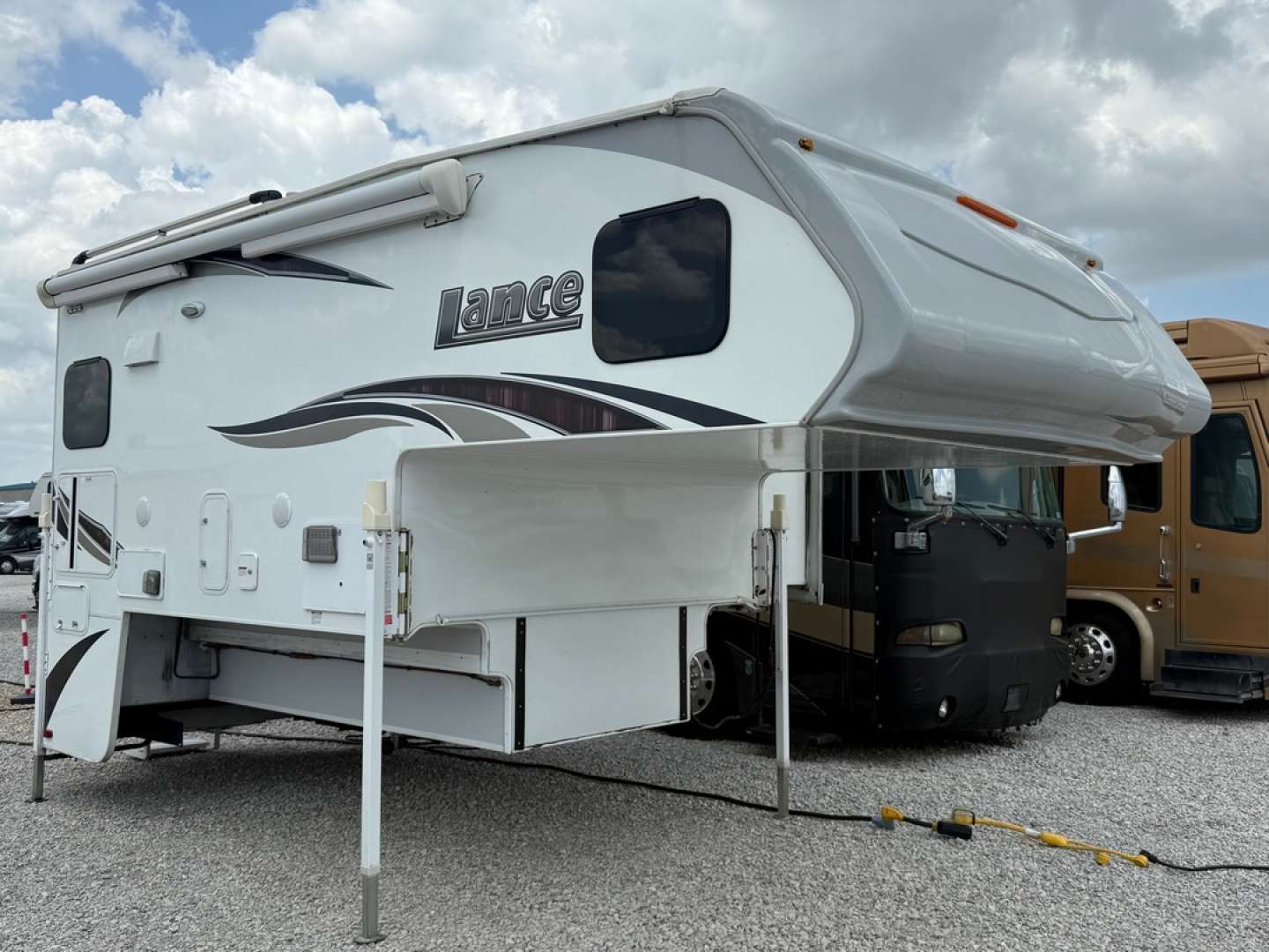 2019 Lance Truck Camper Long Bed 975, $ 39,900