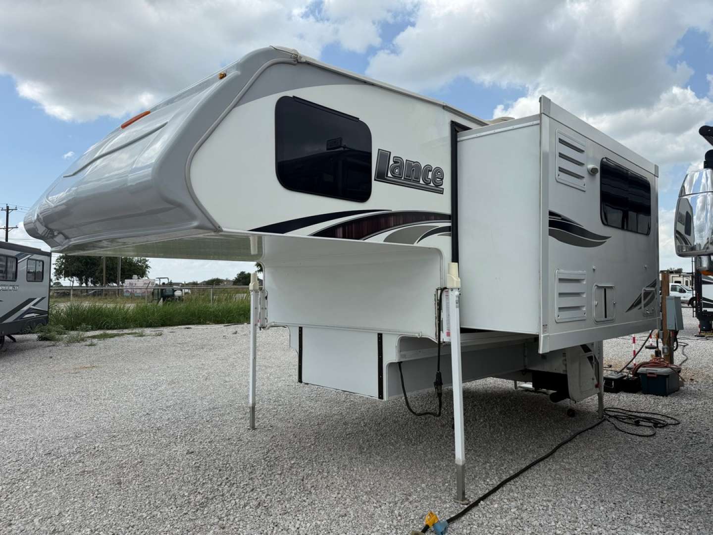 2019 Lance Truck Camper Long Bed 975, $ 39,900