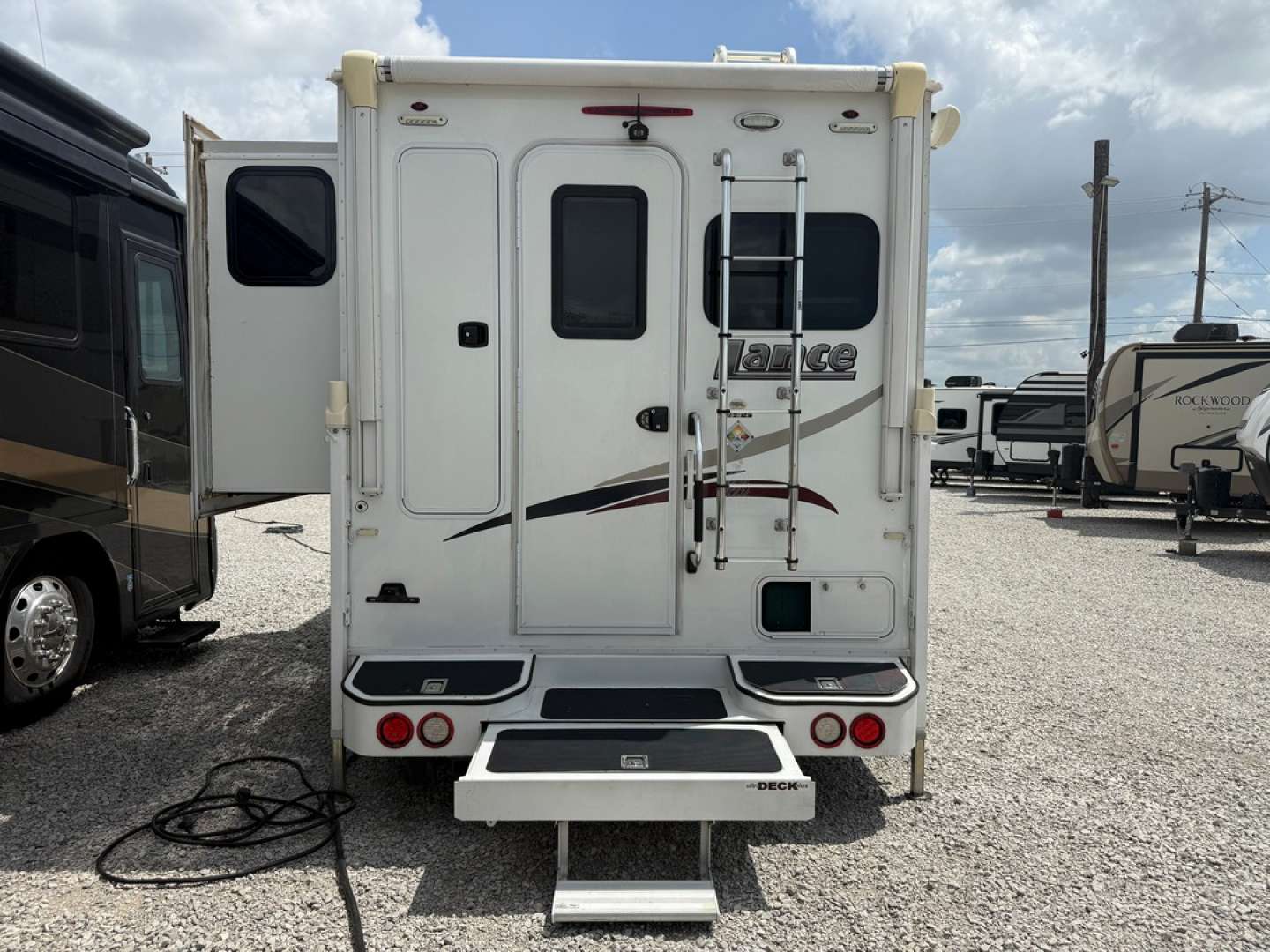 2019 Lance Truck Camper Long Bed 975, $ 39,900