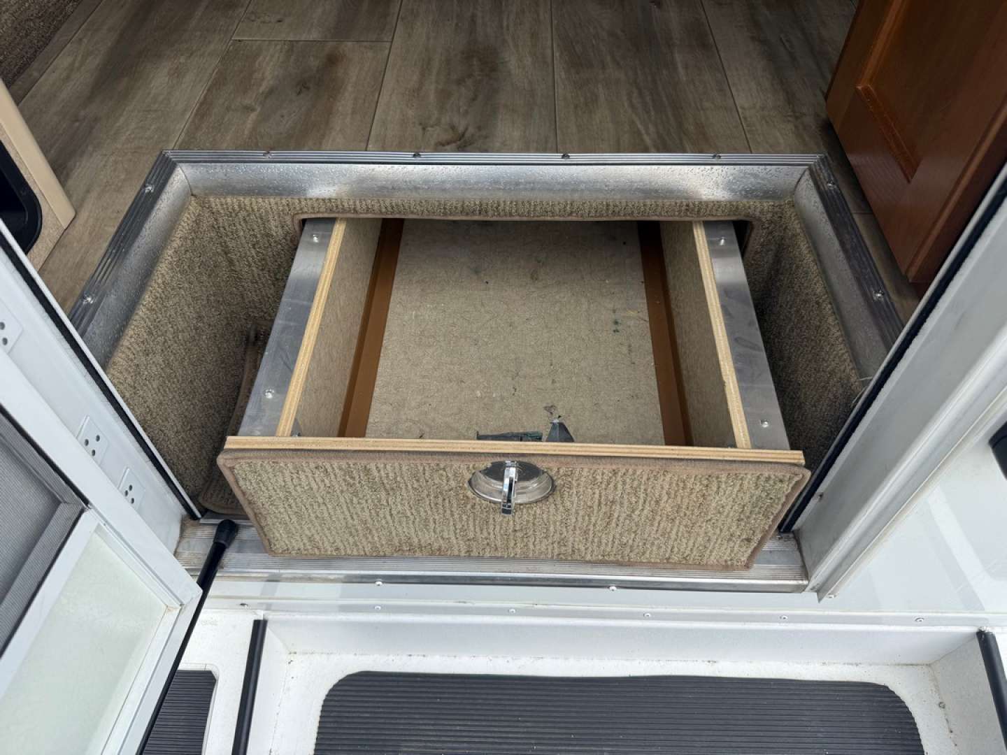 2019 Lance Truck Camper Long Bed 975, $ 39,900