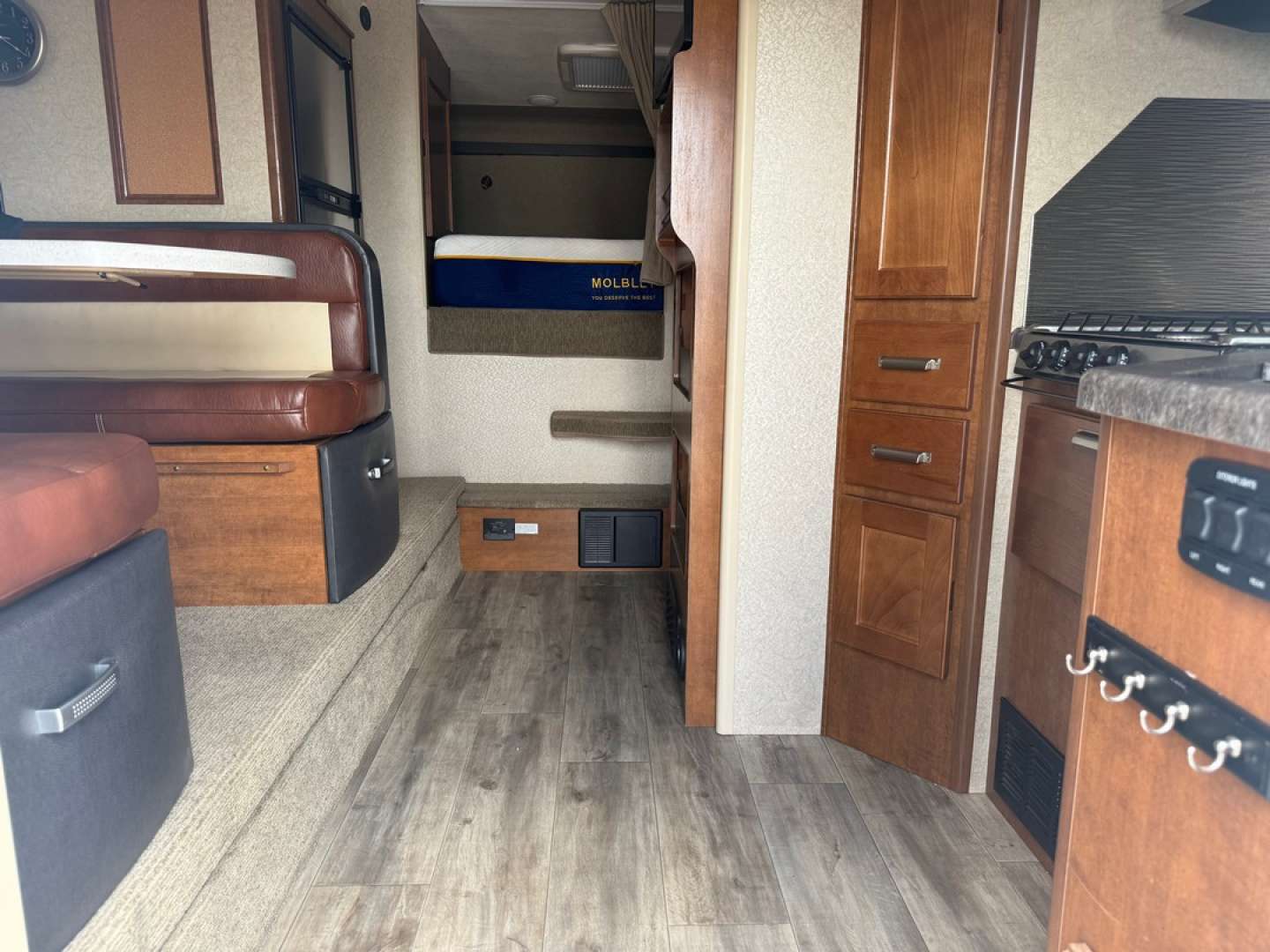 2019 Lance Truck Camper Long Bed 975, $ 39,900