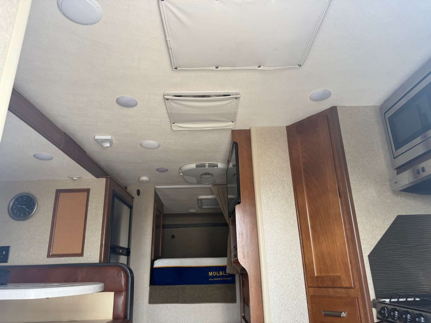 2019 Lance Truck Camper Long Bed 975, $ 39,900