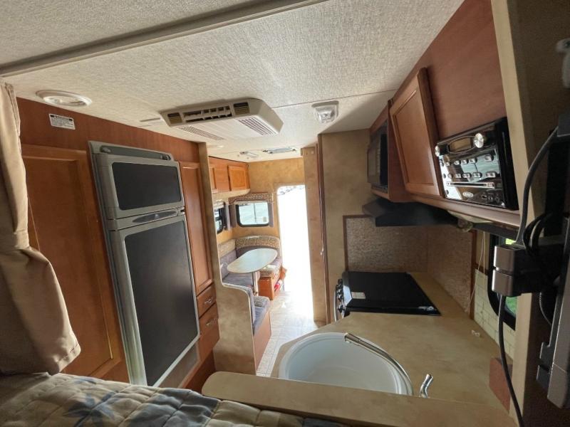 2010 Lance 950, $ 29,990