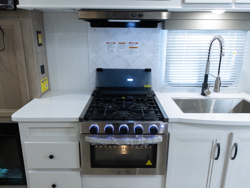 2023 Palomino SolAire Ultra Lite 208 SS, $ 24,990