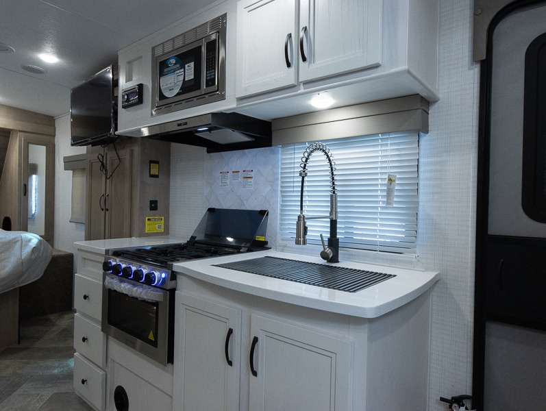 2023 Palomino SolAire Ultra Lite 208 SS, $ 24,990